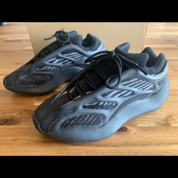 Yeezy 700 V3 - Picture 4 of 5
